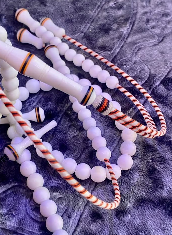 Perles et gris-gris traditionnels africains pour protection spirituelle contre sortilèges et mauvais œil par Professeur Adama
